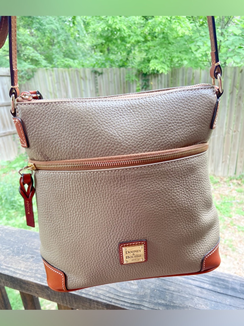 Dooney & Bourke Zippered Leather Crossbody with Red Interior Minimalist Casual - Picture 16 of 17